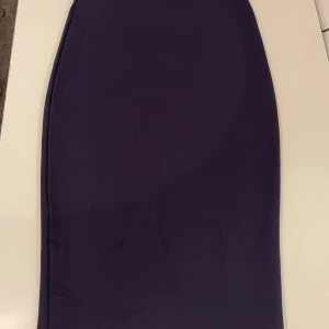Mörkblå kjol - Elegant mörkblå kjol i en klassisk design. Kjolen har en rak passform och är perfekt för en stilren look. Den är tillverkad i ett mjukt och bekvämt material och är väldigt bra skick. Ny utan prislapp 