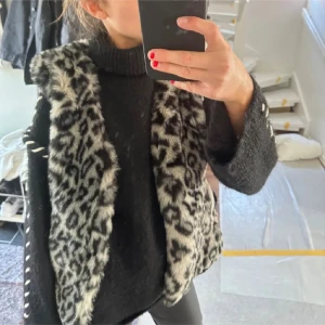 Leopardmönstrad pälsväst - Snygg leopardmönstrad pälsväst i svart och vit. Köpt här på Plick och säljaren köpte den på Plick. Bilderna är från hon jag köpt den av men har inte förändrats något. Säljer pga att den inte kommer till användning och jag har bara använt en gång💞