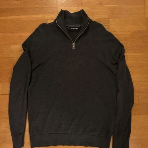 Stickad Halfzip Jack & Jones  - Stickad Halfzip i mycket bra skick. Storlek: S