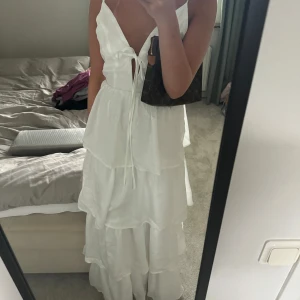 Volang klänning lång  -  fin långklänning som är perfekt till bal eller festligare tillfällen, den är omsydd/ihopsydd hos skräddare där fram under rosetten (se sista bilden) (kommer inte kunna posta förens om några veckor pga utomlandsresa, så om ni vill köpa kan jag reservera varan) 