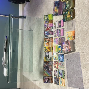 Samling av Pokémonkort - Stor samling av Pokémonkort med olika motiv och färger. Inkluderar flera holografiska och sällsynta kort. Perfekt för samlare eller spelentusiaster. Kort från olika serier och generationer.Du kan också köpa ett kort om det är ett speciellt kort du vill ha.