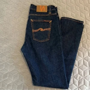 Nudie Jeans - Säljer ett par snygga mörkblå jeans från Nudie Jeans i modellen Lean Dean. | Dom är helt nya ändats testade på en gång. | De är tillverkade av 99% ekologisk bomull och 1% elastan för en bekväm passform. | Perfekta för både vardag och fest!🎉🎉🎉