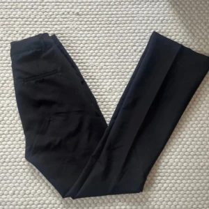 Kostymbyxor  - Kostymbyxor från bikbok i modellen Vilma. 