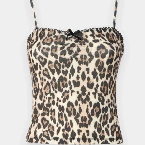 Leopardmönstrad linnetopp från Gina Tricot - Snygg leopardmönstrad linnetopp från Gina Tricot med smala axelband och spetsdetaljer längs kanten. 