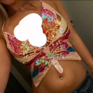 Fjäril top fest glitter nyår  - Perfekt för nyår!!🎊 Skit snygg glitter fest topp som man knyter i ryggen!!⭐️💫 helt oanvänd, onezize. Pris går att diskutera 🙌