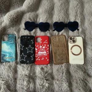 Blå hjärtformade solglasögon - Snygga blå solglasögon med hjärtformade glas. Perfekta för olika tävlingar eller fester. Mobil 1,3 och 4 är till iPhone 11 medan rösten är till iPhone 14 inga är använda förutom skal 1,4 och 5 skal 1 är lite söndrigt vid kameran men inget som lite lim kan fixa 