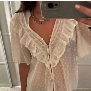 Vit Zara blus - Vit Zara blus med volanger super snygg