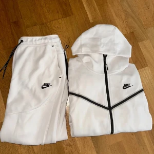Nike tech vit - Nike tech i strl m i 10/10 skick som ny använd två gånger men den är för stor så säljer den pris går att diskutera vid snabb affär 