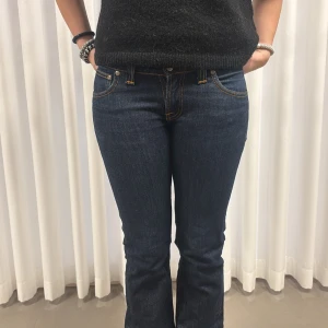 Lågmidjade bootcut jeans - Trendiga jeans som kommer chocka alla när du har på dig dom!🤩 Midjemått: 41cm,innerbenlängd: 83cm vilket motsvarar storlek: S Modellen på bilden är 167 cm Tveka inte att höra av dig till oss för fler frågor💙