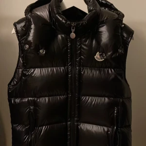  Moncler bormes väst - Säljer nu min moncler bormes väst inköpt denna hösten lappar och förpackning finns kvar, storlek 2 använd max 2-3 gånger 
