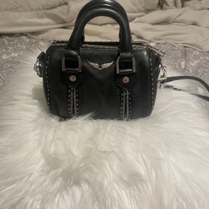 Zadig väska  - Säljer nu min så sjukt snygga sunny bag från zadig&voltaire i den minsta storleken då den inte kommer till användning längre💕använd men fortfarande i fint skick! Nitarna har fått lite missfärgningar men inget som man tänker på🥰bara att höra av sig vid frågor osv! Nypris=3986kr🤗