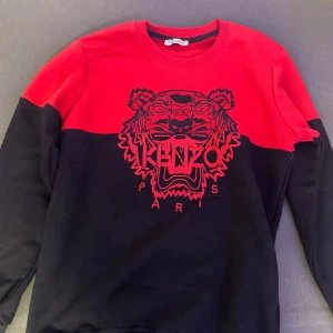 Röd och svart tröja från Kenzo - Snygg röd och svart kenzo tröja.En apelsin klubba ingår