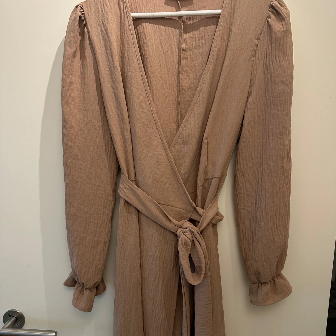Beige omlottklänning - 90