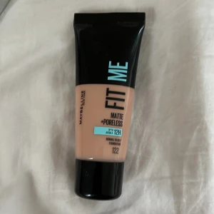 Fit me foundation - Fit Me Matte & Poreless Foundation från maybelline. Färgen är 122. Testad 1 gång. Nypris 129kr