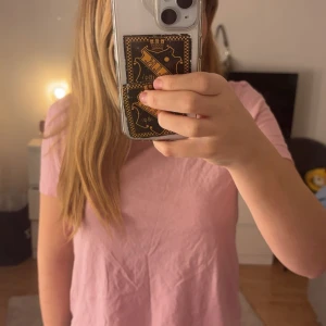 Rosa t-shirt från Zara - Säljer en enkel och stilren rosa t-shirt från Zara. Perfekt för vardagsbruk med korta ärmar och mjukt material.