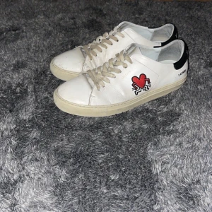 Axel Arigato X Keith Haring - Hej, jag säljer nu mina riktigt feta arigatos i ganska använt! Skorna är väldigt sällsynta då dem inte släpps längre. Nypris på dom kan variera mellan 2000-4000 kr. Skriv om du har frågor eller funderingar. Jag svarar oftast inom 10 Min.  