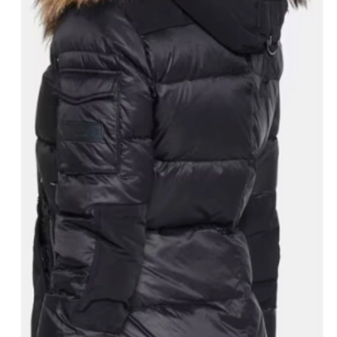 Svart dunjacka med pälsdetalj - 1