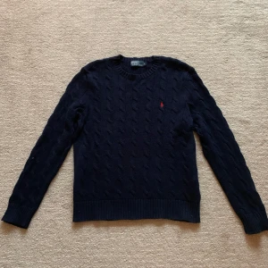 Mörkblå stickad tröja från Ralph Lauren - Säljer denna tvär feta ralph lauren tröjan 10/10 skick inga konstigheter, hör av er vid frågor😁