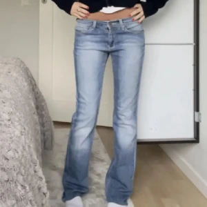Lågmdidjade jeans  - Säljer dessa snygga low waist jeans 🩷första bild lånad🥰jag är 166cm för referens,midja rakt över ca 38cm och inerben ca 75cm