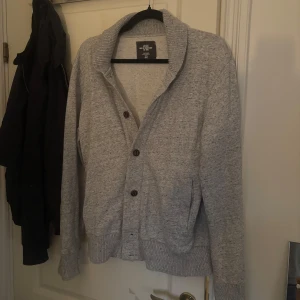 Grå Kofta - Skick 7/10. Storlek S sitter aningen större skulle passa bra på en M. Hör av er vid frågor eller funderingar ✌️