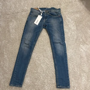 Dondup George  - Säljer nu mina riktigt feta blåa Dondup jeans till ett grymt pris, de är i bra skick med en riktigt fet färg! Storleken är 31! MVH 101