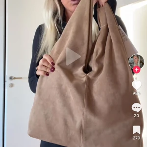 Beige axelväska i mocka - Snygg och stilren brun axelväska i mjukt mockamaterial. Slutsåld online. Helt ny, aldrig använd 