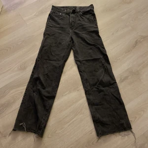 Svarta wide jeans från &Denim - Säljer ett par svarta wide jeans från &Denim. De har en ultrahög midja och klassisk femficksdesign. Perfekta för en avslappnad stil.