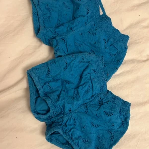 Blå shorts från Polarn O. Pyret - Säljer två par blå shorts från Polarn O. Pyret. De är tillverkade med ett fint broderat mönster. Perfekta för varma sommardagar. Storlekarna är 80 (9-12 månader) och 104 (3-4 år). Det går att köpt en av dom! 💞De kommer både tvättas och strykas innan leverans! ⭐️