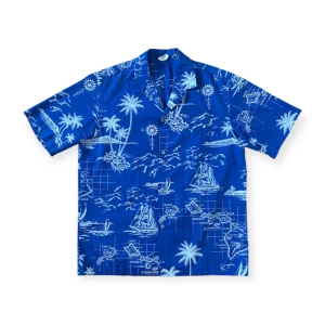 Vintage hawaiiskjorta - Snygg blå hawaiiskjorta från Royal Creations med vita mönster av palmer och kartmotiv. Lite stor i storleken, passar som en L. I fint skick!