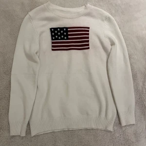 Fin vit stickad tröja  - Använt fåtals gånger. Väldigt mjukt material. Perfekt att ha på både vintern och sommarkvällarna❤️