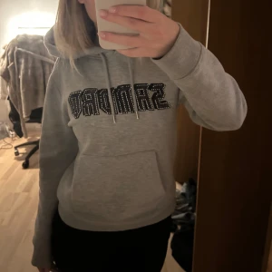 Grå sandro hoodie  - Säljer en supersnygg sandro hoodie. Jättefint skick!!