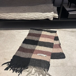 Burbbery scarf  - |Säljer nu denna snygga burbbery scarf|Den är i bra skick och helhetsintrycket är fint|Vid eventuella frågor är du välkommen att kontakta oss i pm|