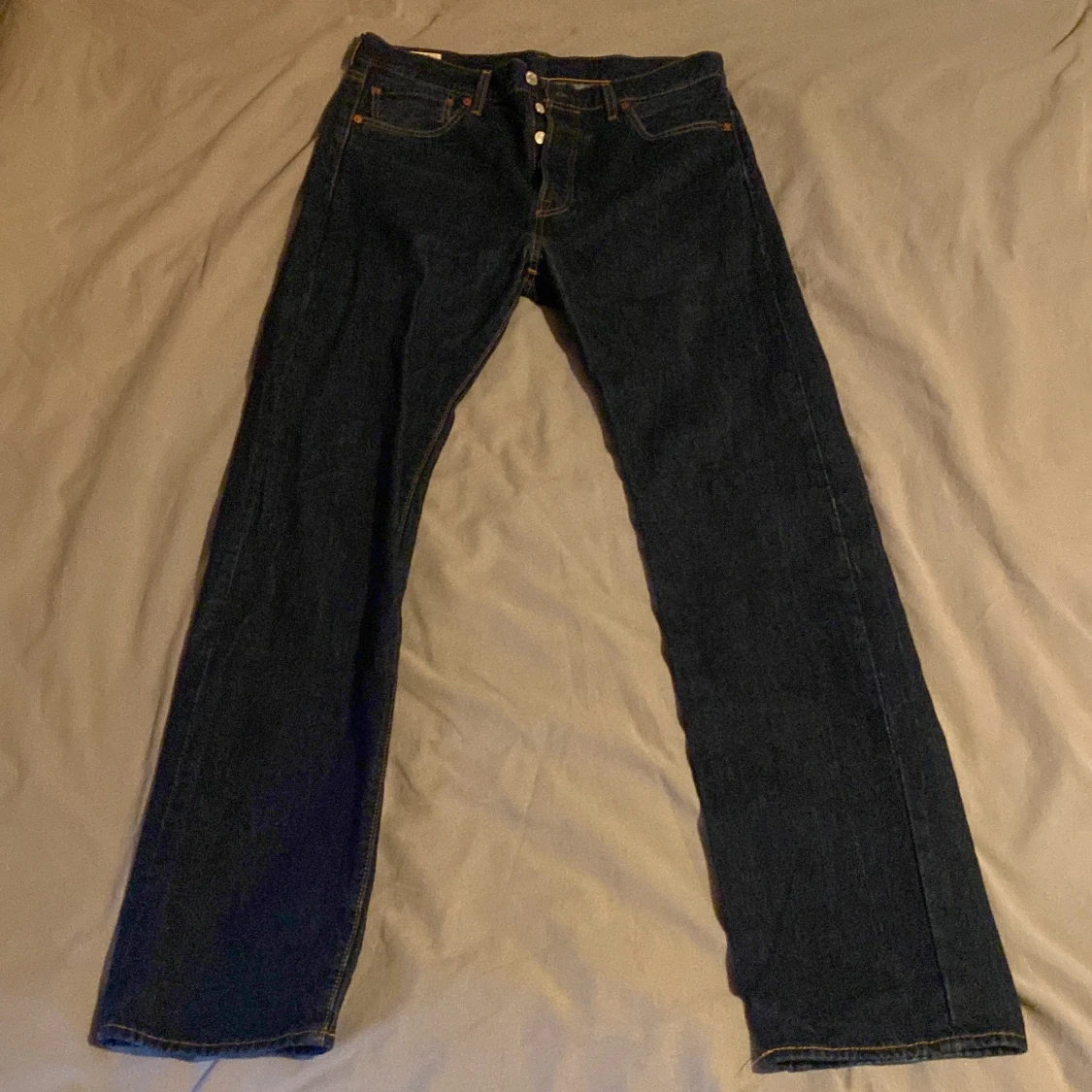 Mörkblå jeans från Levi's W33 L34 - 90