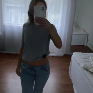 Ljusblå jeans med rå kant - Snygga ljusblå jeans med en rå kant vid bensluten. Perfekta för en avslappnad stil. De har en klassisk femficksdesign och en bekväm passform.