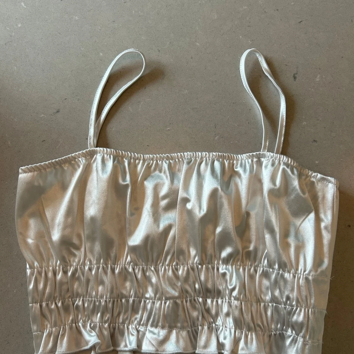 Vit satintopp från Nelly - 90