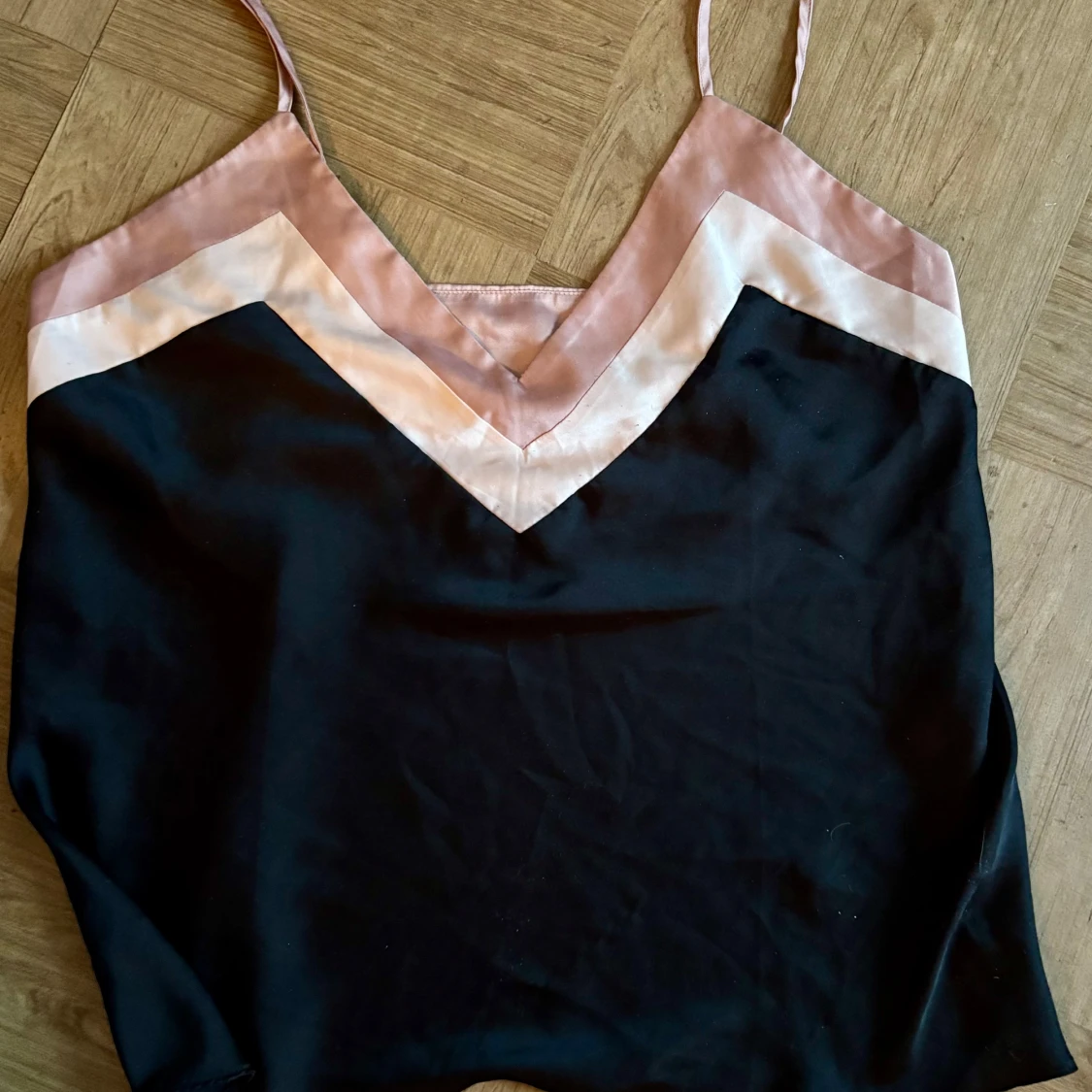 Svart och rosa linne och shorts från Hunkumöller/Denizens - 90