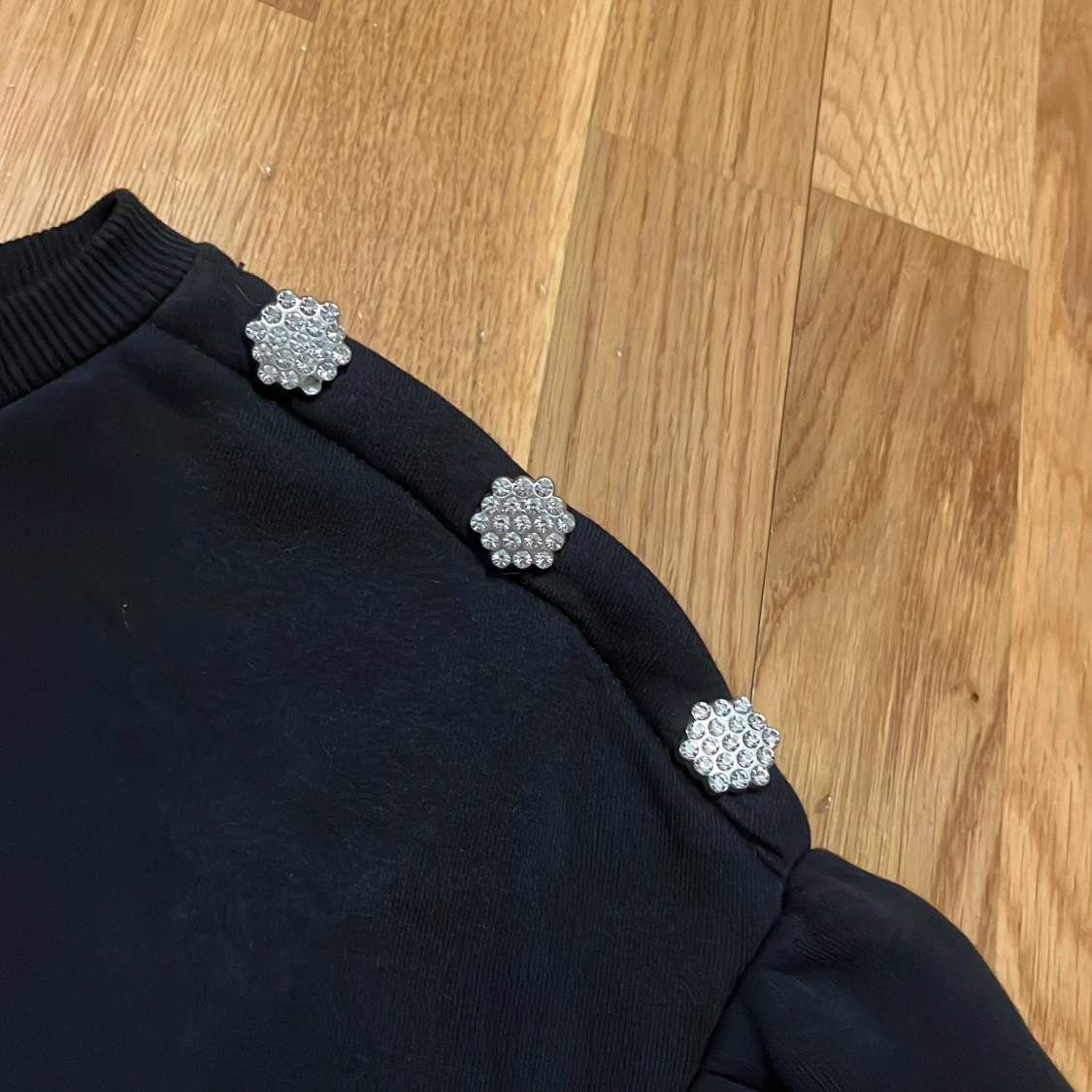 Svart tröja med dekorativa knappar från Zara - 92