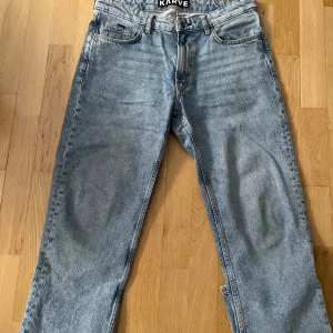 Blå jeans från Karve - Säljer mina byxor vilket jag inte använder längre har haft på mig dom max 5 gånger och tar bara plats i garderoben 