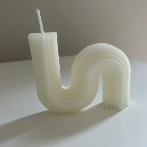 Unika ljus från Candle by Freya - Säljer unika och miljövänliga ljus från Candle by Freya. Ljusen är tillverkade av stearin och sojavax, vilket gör dem skonsamma för både miljön och hälsan. De har kreativa former som ger en modern touch till inredningen.