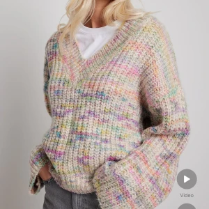 Stickad tröja  - En mysig stickad tröja i en stor blandning av färger. Materialet är ej sticksigt. Använd fåtal gånger, mkt bra skick. Köpt förra året, nypris 549kr