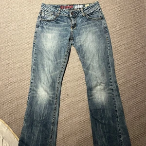 Lågmidjade bootcutjeans - Supersnygga lågmidjade bootcutjeans🌟 passar s-m! Skriv för mer exakta mått.