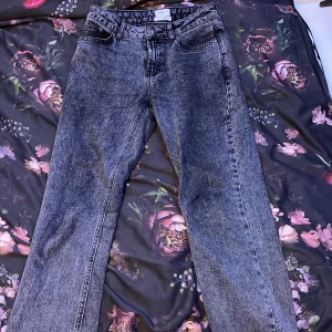 Grå jeansbyxor från Grunt - Snygga grå jeansbyxor från Grunt med en klassisk baggy passform. Köpta på kids brand store för 650kr för cirka 1 år sedan. Säljs då jag inte använder de och har vuxit ur de. 