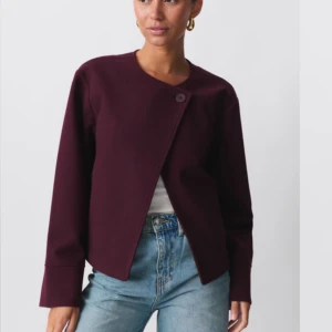 Kappa - Så snygg slutsåld kappa från gina tricot i trendig vinröd färg, storlek S 🙌