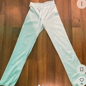 Ljusblå mjukisbyxor med snörning - Säljer ett par bekväma ljusblå mjukisbyxor med snörning i midjan. Perfekta för en avslappnad dag hemma eller på språng. Byxorna har en loose passform och är tillverkade i ett mjukt material.