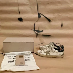 Golden goose superstar  - Golden goose superstar sneakers, använda men i gott skick, köpta från golden goose och digitalt kvitto skickas med vid köp, tveka inte att kontakta mig vid fler frågor// Simon  