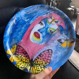 Carolina Gynning bricka - Helt oanvänd bricka från Carolina Gynnings kollektion, har bara haft den stående som en dekoration. Har tröttnat så den kommer ej till användning, så gott som ny! Nypris 599kr