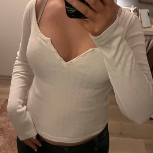 Söt topp - Säljer en gullig topp med knappar och ribbat material, one size men passar xs-m och väldigt bra skick.  Säljer även samma topp i andra färger kolla min profil 💞💞