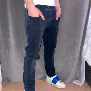 Mörkblå jeans från Replay - Snygga mörkblå Replay Hyperflex jeans med en slim passform. De har klassiska fem fickor och en dragkedja. Perfekta för en stilren look.
