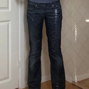 Mörkblå jeansbyxor - Snygga jeansbyxor som jag säljer då dem inte passade. Lånade bilder!!