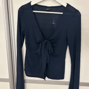 Mörkblå blus - Jättefin blus från Gina! Den har använts några gånger och är i bra skick! Säljer då den inte används💞